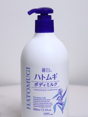 Sữa dưỡng thể chiết xuất từ hạt ý dĩ giúp cung cấp độ ẩm sâu và nuôi dưỡng làn da toàn thân mịn màng. Sản phẩm có kết cấu mỏng nhẹ, mang lại cảm giác tươi mát và hỗ trợ làm sáng da hiệu quả sau một thời gian sử dụng.