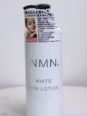 NMN White Skin Lotion là dòng nước cân bằng da cao cấp từ Nhật Bản, kết hợp khả năng chống lão hóa chuyên sâu và làm sáng da vượt trội. Sản phẩm được thiết kế với dung tích lớn, phù hợp để chăm sóc toàn diện cho cả vùng mặt và cơ thể, giúp mang lại làn da trong trẻo, mịn màng như tuyết.