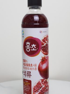 Nước giấm Hongcho vị lựu là thức uống lên men tự nhiên từ trái cây tươi, kết hợp giữa vị chua thanh và ngọt dịu đặc trưng của lựu đỏ. Đây là dòng sản phẩm hỗ trợ sức khỏe và làm đẹp da nổi tiếng tại Hàn Quốc, phù hợp cho mọi lứa tuổi để giải khát và tăng cường thể lực.