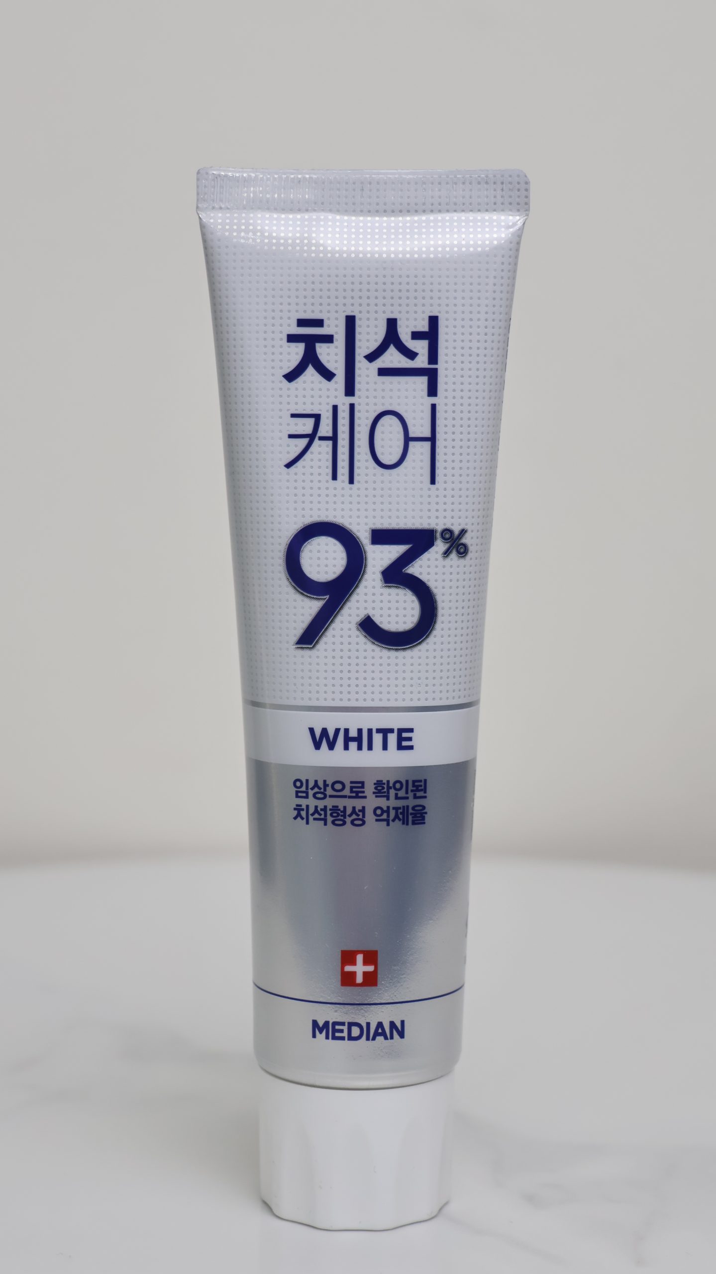 Kem Đánh Răng Median Dental IQ Tartar Care 93% - White (Dòng làm trắng răng) Median Dental IQ Tartar Care 93% White là dòng kem đánh răng chuyên dụng giúp làm trắng và ngăn ngừa mảng bám hàng đầu từ Hàn Quốc. Với công thức cải tiến, sản phẩm hỗ trợ loại bỏ các vết ố vàng và ức chế sự hình thành cao răng một cách hiệu quả, mang lại hơi thở thơm mát và hàm răng sáng bóng.