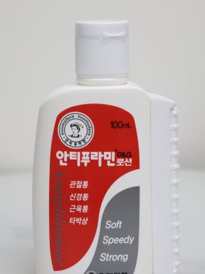 Antiphlamine S Lotion là sản phẩm dầu nóng dạng sữa nổi tiếng của tập đoàn dược phẩm Yuhan Hàn Quốc, chuyên dùng để giảm đau nhức xương khớp và cơ bắp. Sản phẩm kết hợp giữa công thức giảm đau truyền thống và thiết kế hiện đại với thanh massage tiện dụng, mang lại hiệu quả thẩm thấu nhanh chóng.