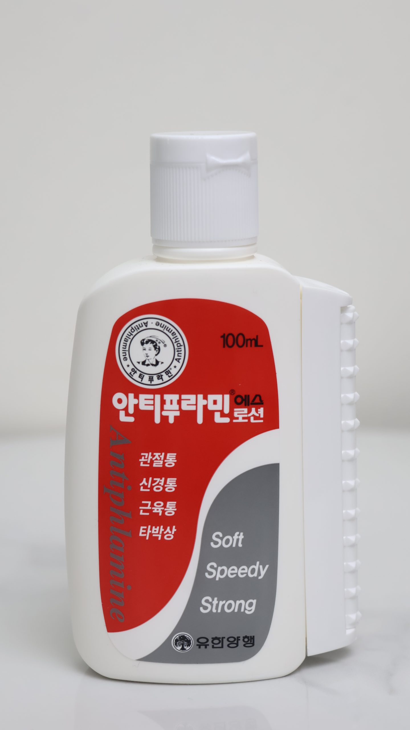 Dầu Nóng Hàn Quốc Antiphlamine Lotion (Yuhan Antiphlamine S Lotion) 100ml Antiphlamine S Lotion là sản phẩm dầu nóng dạng sữa nổi tiếng của tập đoàn dược phẩm Yuhan Hàn Quốc, chuyên dùng để giảm đau nhức xương khớp và cơ bắp. Sản phẩm kết hợp giữa công thức giảm đau truyền thống và thiết kế hiện đại với thanh massage tiện dụng, mang lại hiệu quả thẩm thấu nhanh chóng.