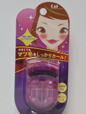Bấm mi KAI Compact Eyelash Curler là dụng cụ hỗ trợ trang điểm mắt đến từ thương hiệu KAI nổi tiếng của Nhật Bản. Với thiết kế siêu nhỏ gọn và cơ chế gập thông minh, sản phẩm giúp tạo độ cong hoàn hảo cho hàng mi mà vẫn cực kỳ tiện lợi để mang theo trong túi xách hàng ngày.