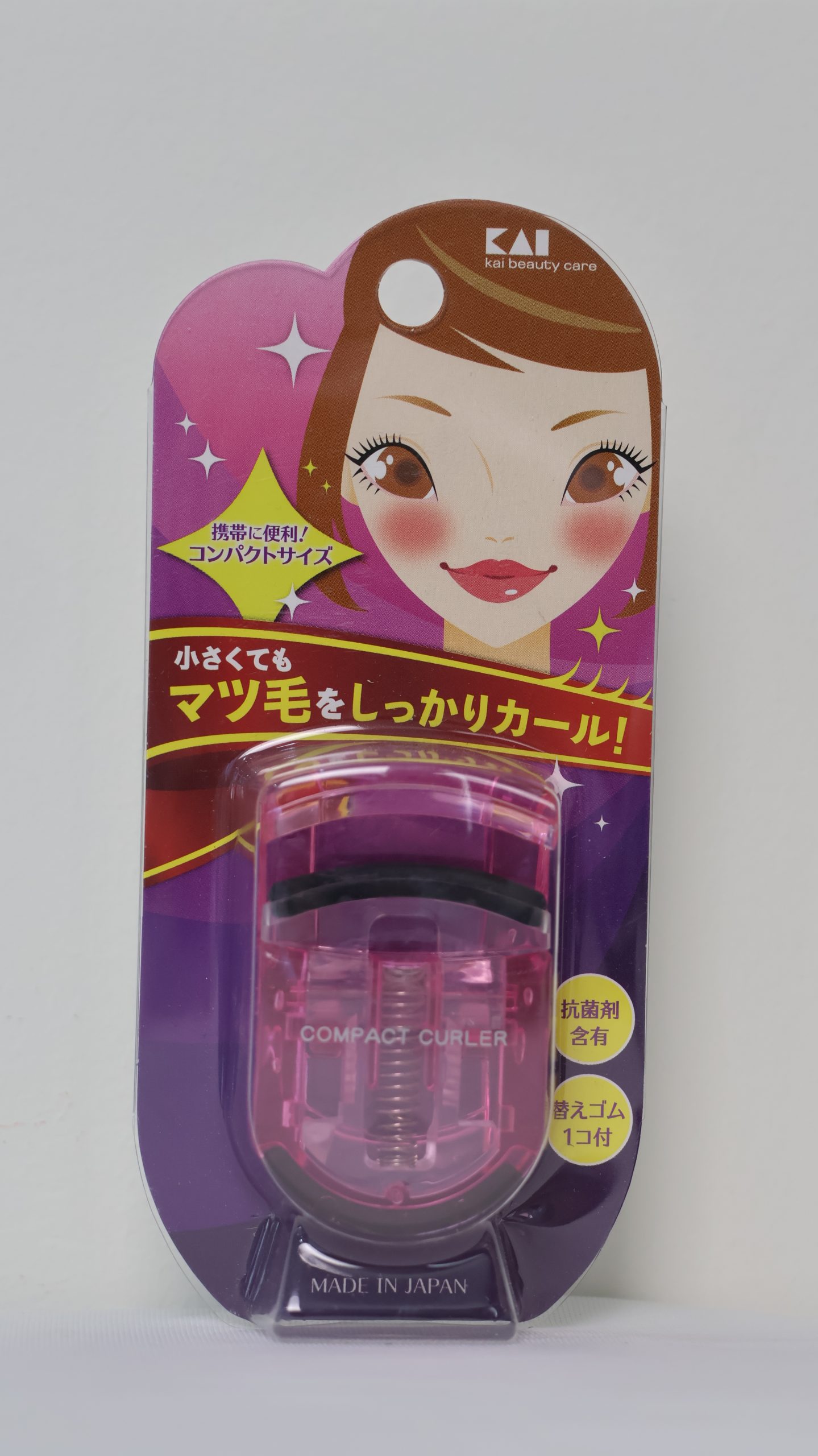 Bấm Mi KAI Compact Eyelash Curler (Màu Hồng) Bấm mi KAI Compact Eyelash Curler là dụng cụ hỗ trợ trang điểm mắt đến từ thương hiệu KAI nổi tiếng của Nhật Bản. Với thiết kế siêu nhỏ gọn và cơ chế gập thông minh, sản phẩm giúp tạo độ cong hoàn hảo cho hàng mi mà vẫn cực kỳ tiện lợi để mang theo trong túi xách hàng ngày.