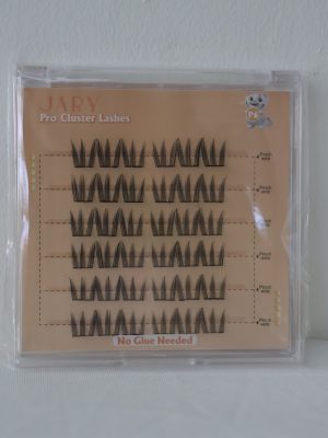 JARY Pro Cluster Lashes là dòng lông mi giả dạng cụm thế hệ mới tích hợp sẵn dải keo tự dính tiện lợi. Sản phẩm được thiết kế để mang lại hàng mi dày, cong vút tự nhiên một cách nhanh chóng mà không cần sử dụng keo dán rời, phù hợp cho cả người mới bắt đầu trang điểm.