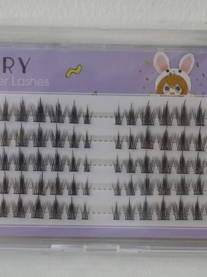 JARY Cluster Lashes là sản phẩm lông mi giả dạng cụm giúp người dùng dễ dàng tạo hiệu ứng đôi mắt to tròn và có chiều sâu hơn. Với thiết kế chia nhỏ thành từng cụm, sản phẩm cho phép tùy chỉnh độ dày mỏng linh hoạt, phù hợp với nhiều phong cách trang điểm khác nhau.