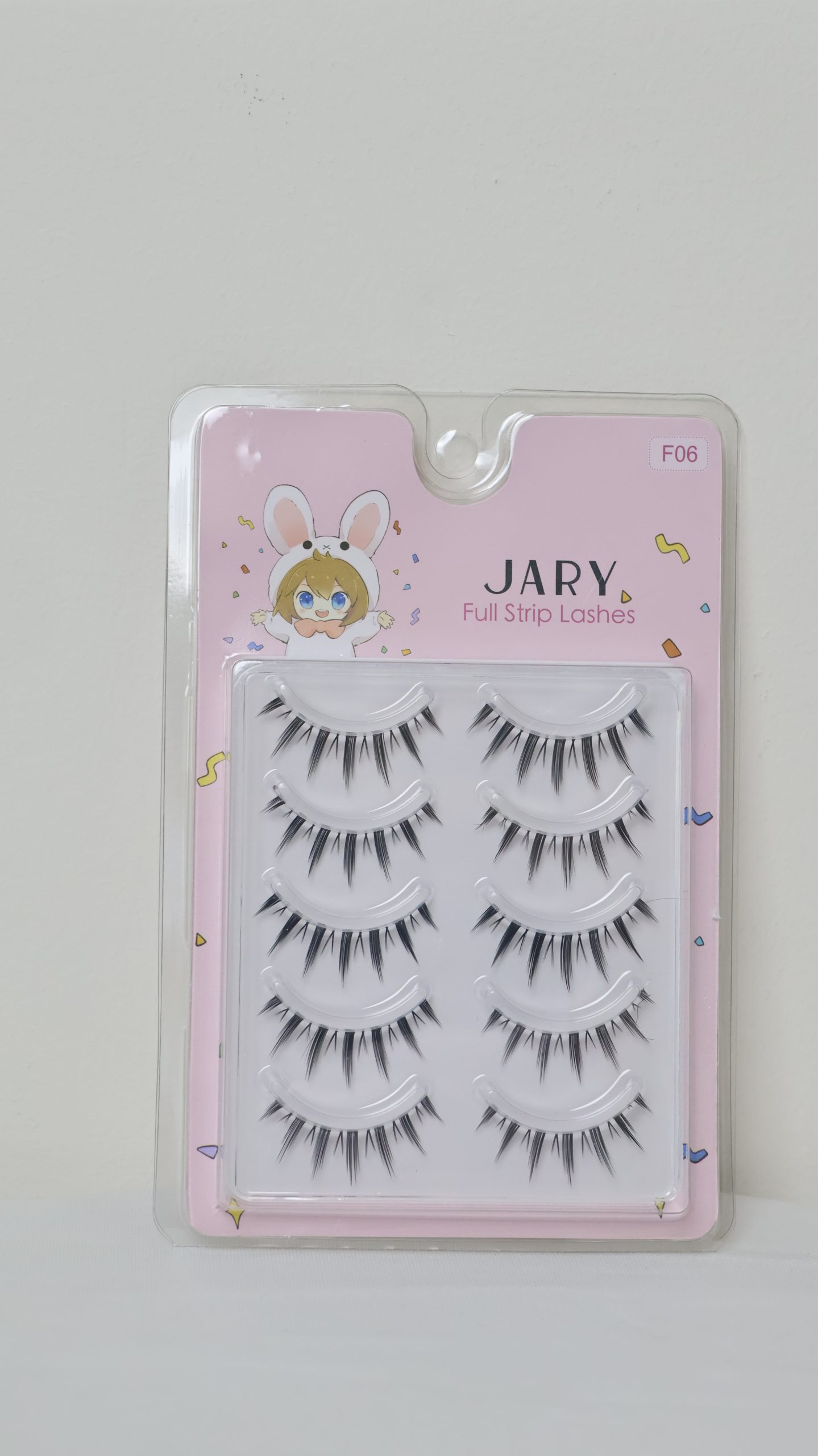 Lông Mi Giả JARY Full Strip Lashes - Mã F06 (Hộp 5 Cặp) Lông mi giả JARY Full Strip Lashes là phụ kiện trang điểm mắt cao cấp giúp đôi mắt trở nên to tròn, long lanh và có chiều sâu hơn. Sản phẩm được thiết kế đa dạng kiểu dáng, phù hợp cho nhiều phong cách trang điểm từ tự nhiên hàng ngày đến đi tiệc nổi bật.