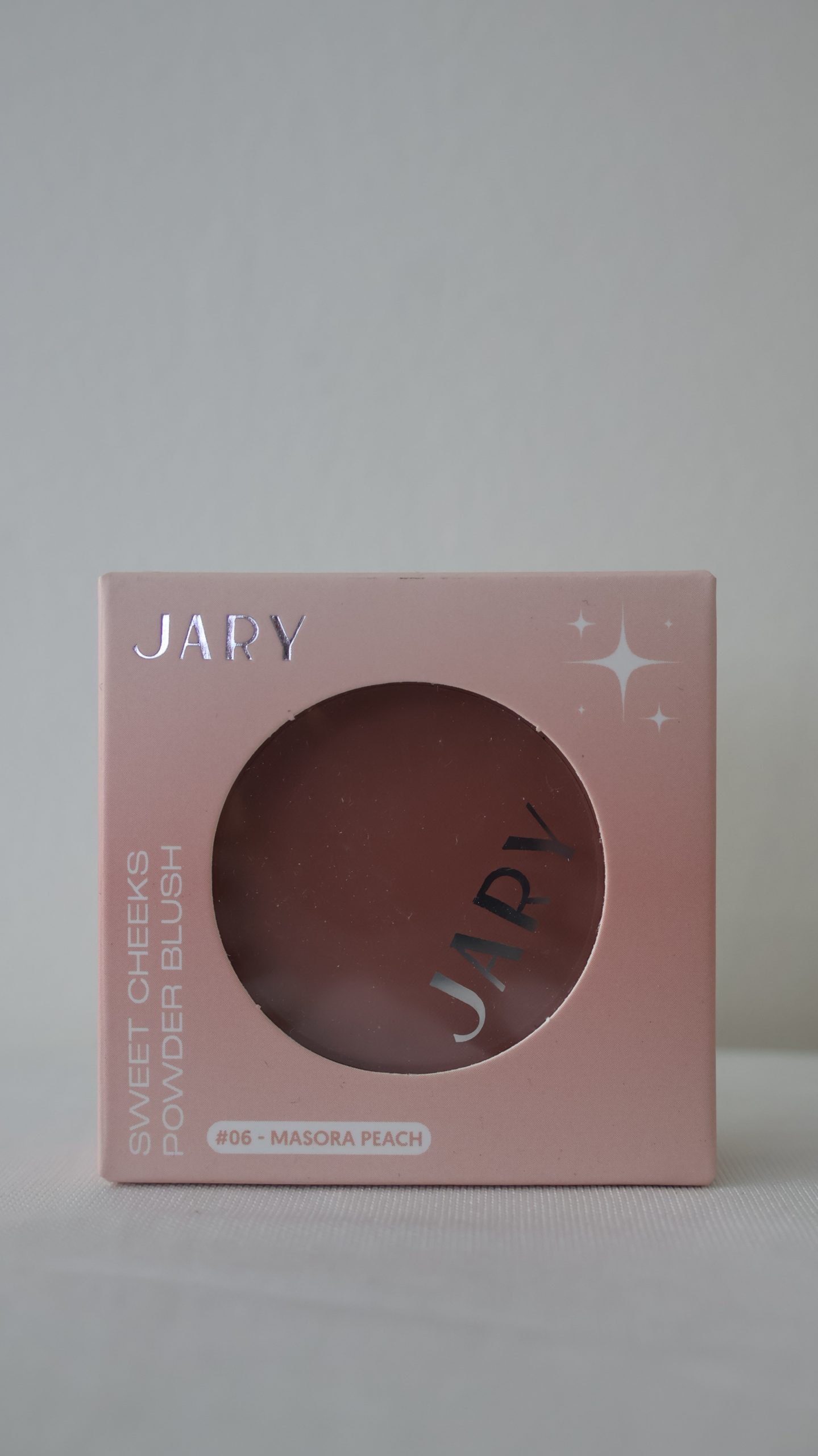 Phấn Má Hồng Jary Sweet Cheeks Powder Blush – Màu #06 Masora Peach Jary Sweet Cheeks Powder Blush là dòng phấn má hồng dạng nén mịn giúp mang lại vẻ đẹp tươi tắn và rạng rỡ tức thì cho khuôn mặt. Với tông màu #06 Masora Peach (Hồng Đào), sản phẩm là sự lựa chọn hoàn hảo cho phong cách trang điểm tự nhiên, trẻ trung và thanh lịch hàng ngày.