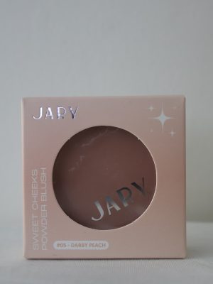 JARY Sweet Cheeks Powder Blush là dòng phấn má hồng dạng nén với kết cấu hạt phấn siêu mịn, giúp mang lại vẻ rạng rỡ tự nhiên cho khuôn mặt. Sản phẩm nổi bật với khả năng bám màu tốt và bảng màu thời thượng, phù hợp với nhiều phong cách trang điểm từ nhẹ nhàng hằng ngày đến sang trọng.