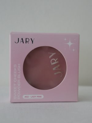 Phấn má hồng dạng nén Jary Sweet Cheeks Powder Blush là sản phẩm trang điểm giúp mang lại vẻ rạng rỡ tức thì cho khuôn mặt. Với hạt phấn mịn lì và màu sắc trẻ trung, sản phẩm giúp đôi gò má trở nên hồng hào tự nhiên, tạo điểm nhấn hoàn hảo cho lớp nền.