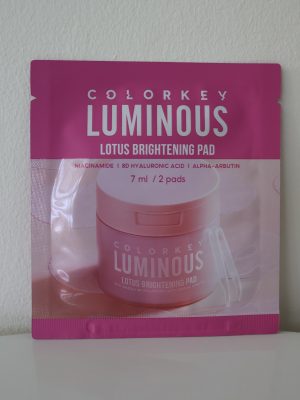 Colorkey Luminous Lotus Brightening Pad là giải pháp dưỡng da hiện đại dạng miếng pad tiện lợi, tập trung vào khả năng làm sáng và cấp ẩm tức thì. Sản phẩm là sự kết hợp hoàn hảo giữa các hoạt chất dưỡng trắng mạnh mẽ và hệ thống cấp ẩm đa tầng, giúp cải thiện làn da xỉn màu trở nên rạng rỡ hơn.