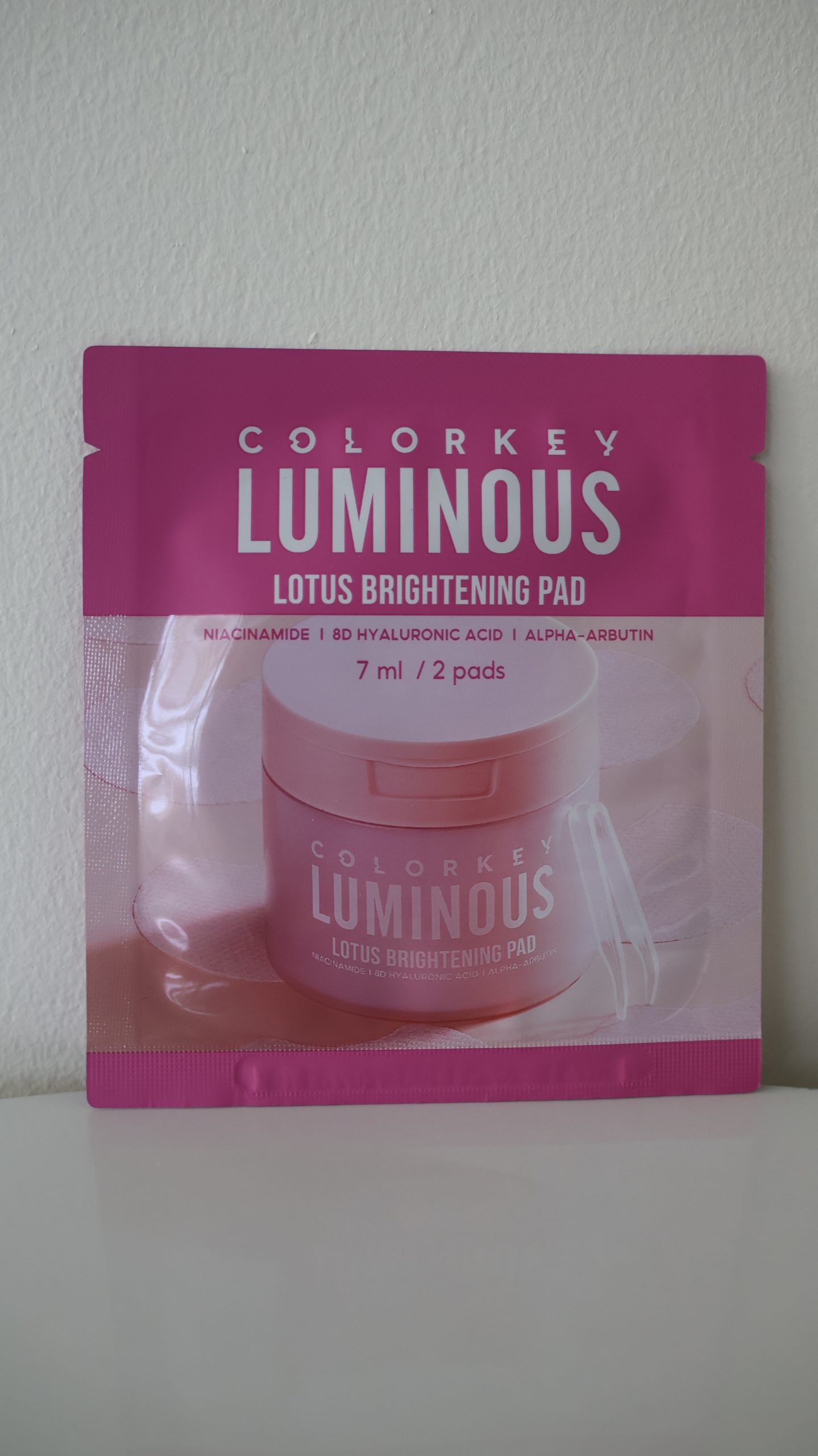 Colorkey Luminous Lotus Brightening Pad là giải pháp dưỡng da hiện đại dạng miếng pad tiện lợi, tập trung vào khả năng làm sáng và cấp ẩm tức thì. Sản phẩm là sự kết hợp hoàn hảo giữa các hoạt chất dưỡng trắng mạnh mẽ và hệ thống cấp ẩm đa tầng, giúp cải thiện làn da xỉn màu trở nên rạng rỡ hơn.