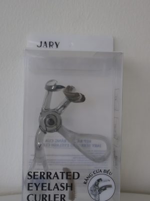 Đây là dụng cụ trang điểm chuyên dụng đến từ thương hiệu Jary, được thiết kế đột phá với phần đệm răng cưa giúp tách sợi mi đều và cong vút. Sản phẩm là giải pháp lý tưởng để tạo độ cong tự nhiên cho hàng mi mà không gây tình trạng bết dính hay gãy rụng.