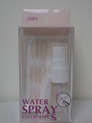 Jary Water Spray Eyelid Tape S là bộ sản phẩm hỗ trợ tạo mắt hai mí chuyên nghiệp với thiết kế dạng lưới ren siêu mỏng, giúp mang lại nếp mí tự nhiên và không lộ dấu vết trang điểm. Sản phẩm sử dụng cơ chế kích hoạt keo bằng nước tiện lợi, phù hợp cho cả những người mới bắt đầu tập trang điểm.