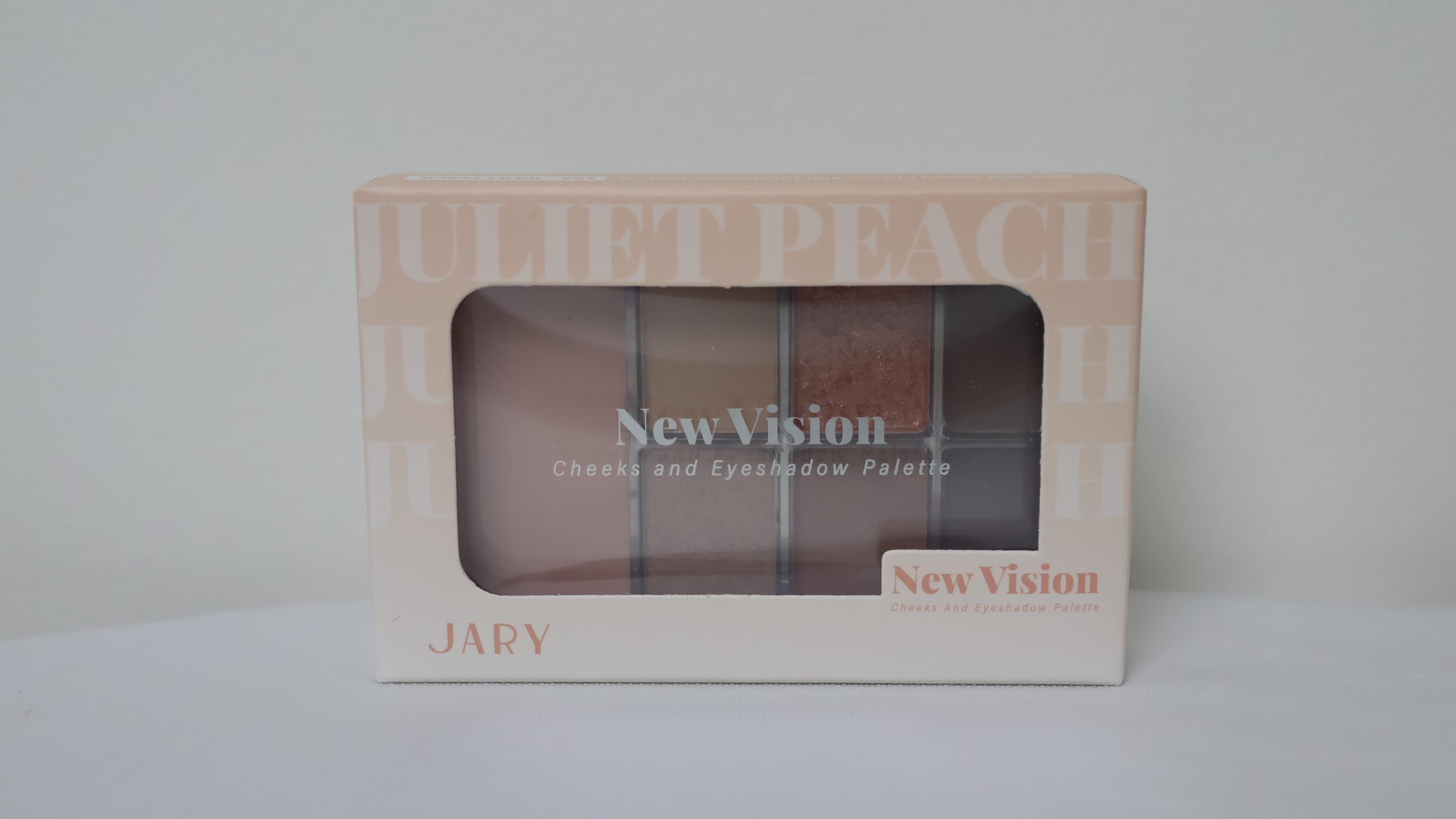 Jary New Vision là dòng bảng màu đa năng kết hợp hoàn hảo giữa phấn mắt và phấn má hồng trong cùng một thiết kế nhỏ gọn. Với tông màu #02 Juliet Peach chủ đạo là sắc đào ấm áp, sản phẩm mang đến vẻ ngoài tươi tắn, trẻ trung và sự tiện lợi tối đa cho người sử dụng.