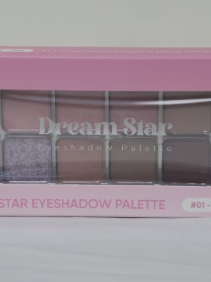 JARY Dream Star Eyeshadow Palette là bảng màu mắt chuyên nghiệp gồm 12 ô màu đa dạng với tông hồng lạnh chủ đạo. Sản phẩm mang đến sự kết hợp hoàn hảo giữa các chất phấn khác nhau, giúp phái đẹp dễ dàng biến hóa phong cách trang điểm từ tự nhiên hằng ngày đến lung linh, huyền ảo.