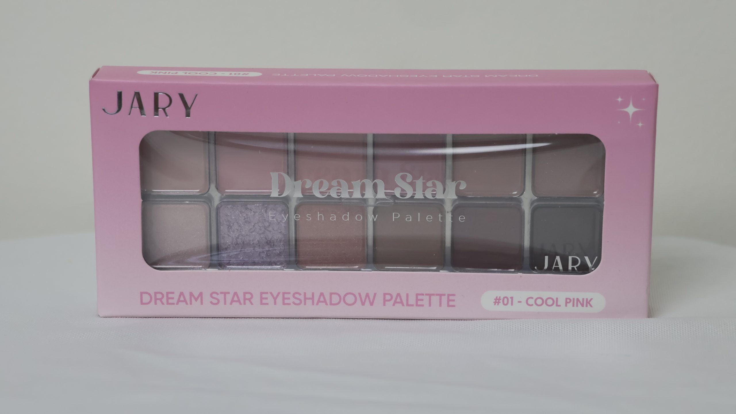 JARY Dream Star Eyeshadow Palette là bảng màu mắt chuyên nghiệp gồm 12 ô màu đa dạng với tông hồng lạnh chủ đạo. Sản phẩm mang đến sự kết hợp hoàn hảo giữa các chất phấn khác nhau, giúp phái đẹp dễ dàng biến hóa phong cách trang điểm từ tự nhiên hằng ngày đến lung linh, huyền ảo.