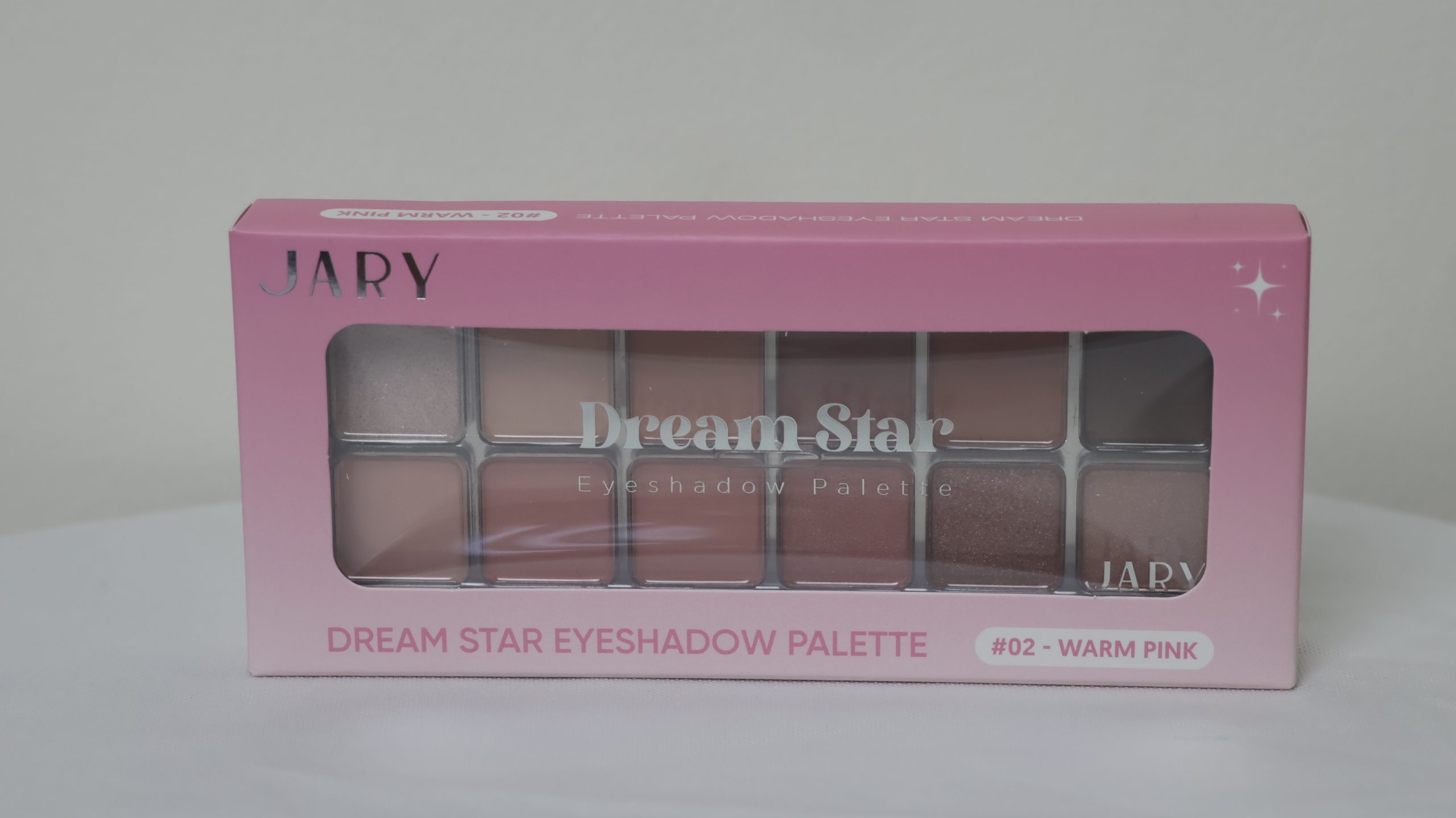 JARY Dream Star Eyeshadow Palette là bảng phấn mắt đa năng bao gồm 12 sắc thái màu sắc trẻ trung, được thiết kế để mang lại vẻ đẹp lung linh và chiều sâu cho đôi mắt. Với tông màu #02 Warm Pink chủ đạo là các sắc hồng ấm và nâu tự nhiên, sản phẩm là lựa chọn hoàn hảo cho phong cách trang điểm nữ tính, nhẹ nhàng nhưng không kém phần cuốn hút.
