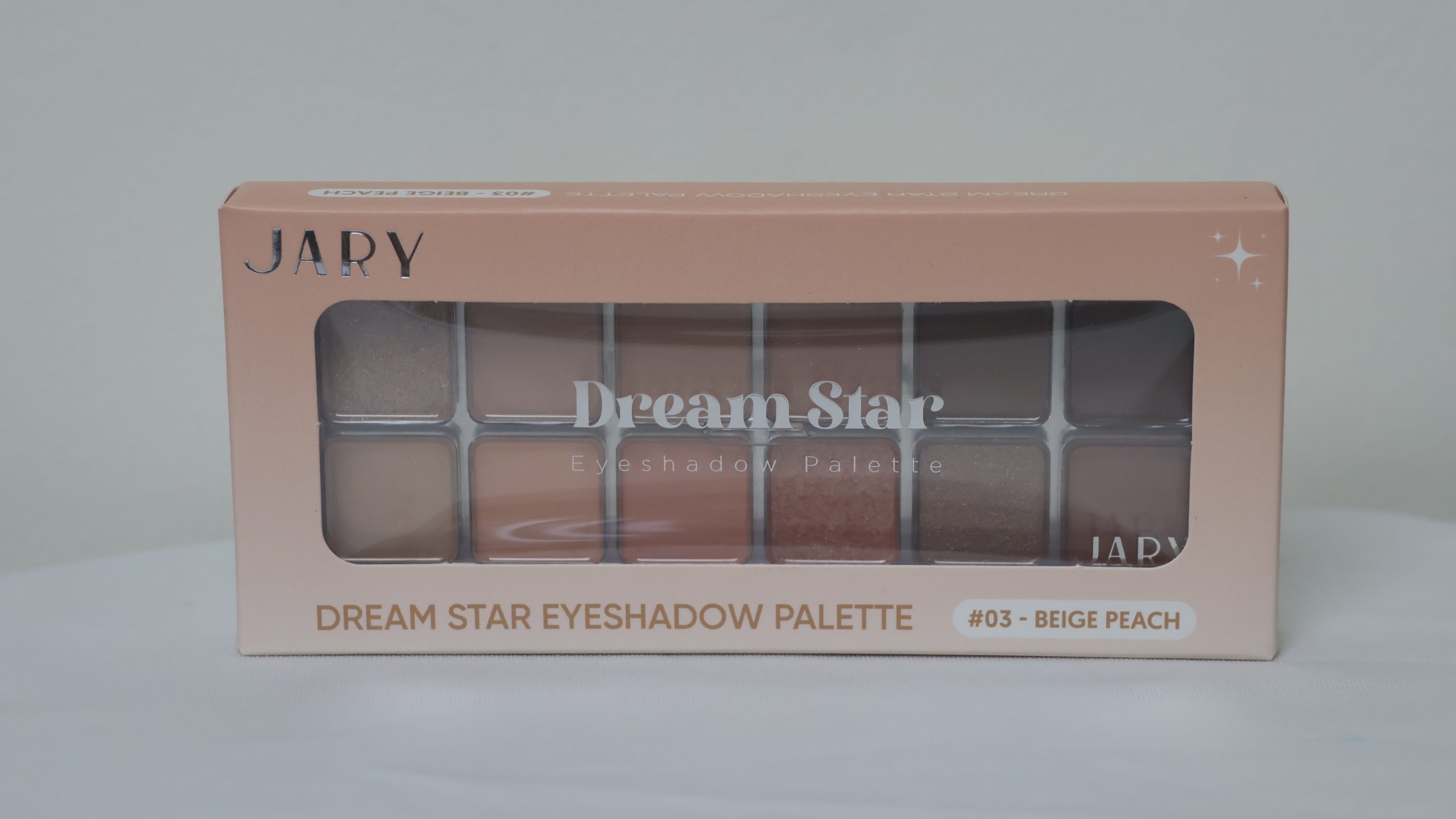 Jary Dream Star Eyeshadow Palette #03 Beige Peach là bảng màu mắt đa năng với 12 ô màu mang tông trung tính và ấm áp. Sản phẩm kết hợp hoàn hảo giữa chất phấn lì (matte) và phấn nhũ (shimmer), giúp người dùng dễ dàng tạo nên nhiều phong cách trang điểm từ tự nhiên hàng ngày đến lung linh cho các buổi tiệc.