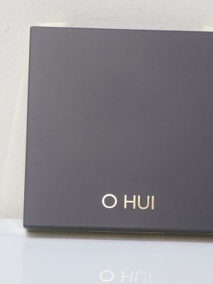 Đây là bảng phấn mắt thuộc dòng trang điểm cao cấp của thương hiệu mỹ phẩm Hàn Quốc O HUI, mang đến vẻ đẹp sang trọng và chiều sâu cho đôi mắt. Sản phẩm kết hợp các tông màu thời thượng với kết cấu hạt phấn siêu mịn, phù hợp cho nhiều phong cách trang điểm từ tự nhiên đến quyến rũ.