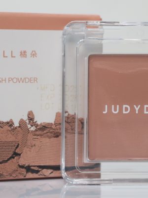 Phấn má hồng Judydoll là dòng sản phẩm trang điểm nổi bật từ thương hiệu nội địa Trung, giúp mang lại vẻ rạng rỡ và sức sống tự nhiên cho đôi gò má. Với kết cấu phấn mịn lì và khả năng bám màu tốt, sản phẩm là lựa chọn hoàn hảo để hoàn thiện lớp nền trang điểm hàng ngày.