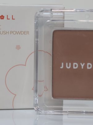 Judydoll Blush Powder là dòng phấn má hồng đơn sắc nổi tiếng với chất phấn mịn lì và bảng màu đa dạng, thời thượng. Sản phẩm giúp mang lại vẻ tươi tắn, rạng rỡ tự nhiên cho khuôn mặt suốt cả ngày dài.