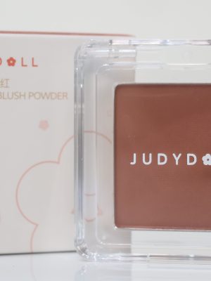 Judydoll Blush Powder là dòng phấn má hồng dạng nén nổi tiếng đến từ thương hiệu mỹ phẩm nội địa Trung Quốc Judydoll. Sản phẩm sở hữu chất phấn mịn mượt, dễ tán, giúp mang lại vẻ rạng rỡ tự nhiên cho đôi gò má suốt cả ngày dài.