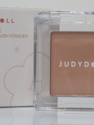 Phấn má hồng Judydoll Blush Powder là dòng sản phẩm trang điểm mặt nổi tiếng đến từ thương hiệu nội địa Trung Judydoll, giúp mang lại vẻ rạng rỡ tự nhiên cho đôi gò má. Với thiết kế nhỏ gọn và chất phấn mịn lì, sản phẩm là lựa chọn hoàn hảo cho phong cách trang điểm hàng ngày.
