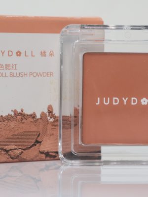 Judydoll Blush Powder là dòng phấn má hồng đơn sắc nổi tiếng từ thương hiệu mỹ phẩm nội địa Trung Quốc Judydoll, nổi bật với bảng màu đa dạng và chất phấn mịn lì. Sản phẩm giúp mang lại vẻ tươi tắn, rạng rỡ cho gương mặt một cách tự nhiên, phù hợp cho cả nhu cầu trang điểm hàng ngày lẫn chuyên nghiệp.