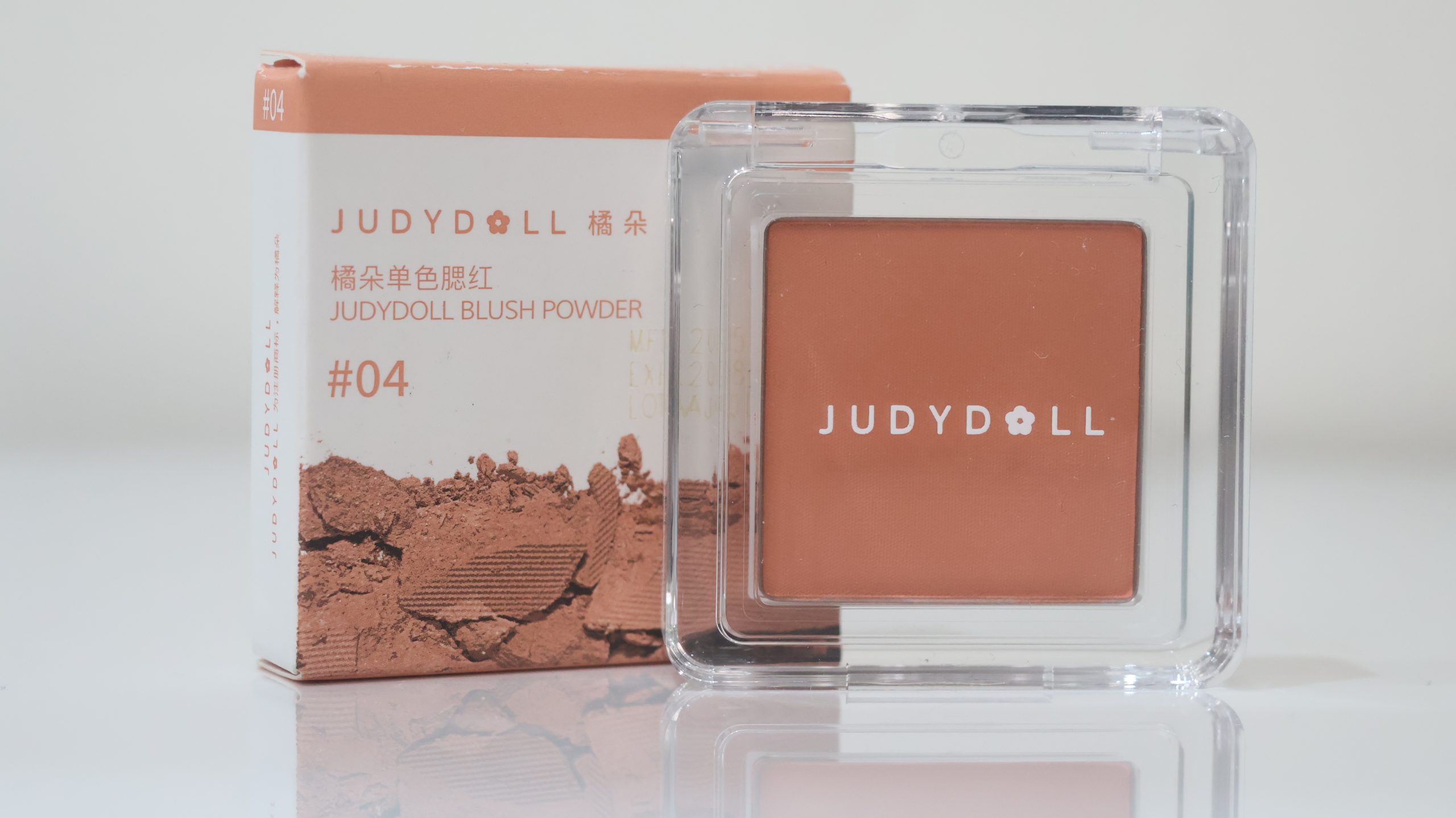 Judydoll Blush Powder là dòng phấn má hồng đơn sắc nổi tiếng từ thương hiệu mỹ phẩm nội địa Trung Quốc Judydoll, nổi bật với bảng màu đa dạng và chất phấn mịn lì. Sản phẩm giúp mang lại vẻ tươi tắn, rạng rỡ cho gương mặt một cách tự nhiên, phù hợp cho cả nhu cầu trang điểm hàng ngày lẫn chuyên nghiệp.
