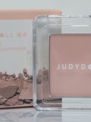 Judydoll Blush Powder là dòng phấn má hồng nổi tiếng đến từ nội địa Trung, được yêu thích bởi bảng màu đa dạng và chất phấn mịn màng. Sản phẩm mã màu #50 mang đến tông màu tự nhiên, giúp gương mặt trở nên thanh tú và rạng rỡ một cách tinh tế.