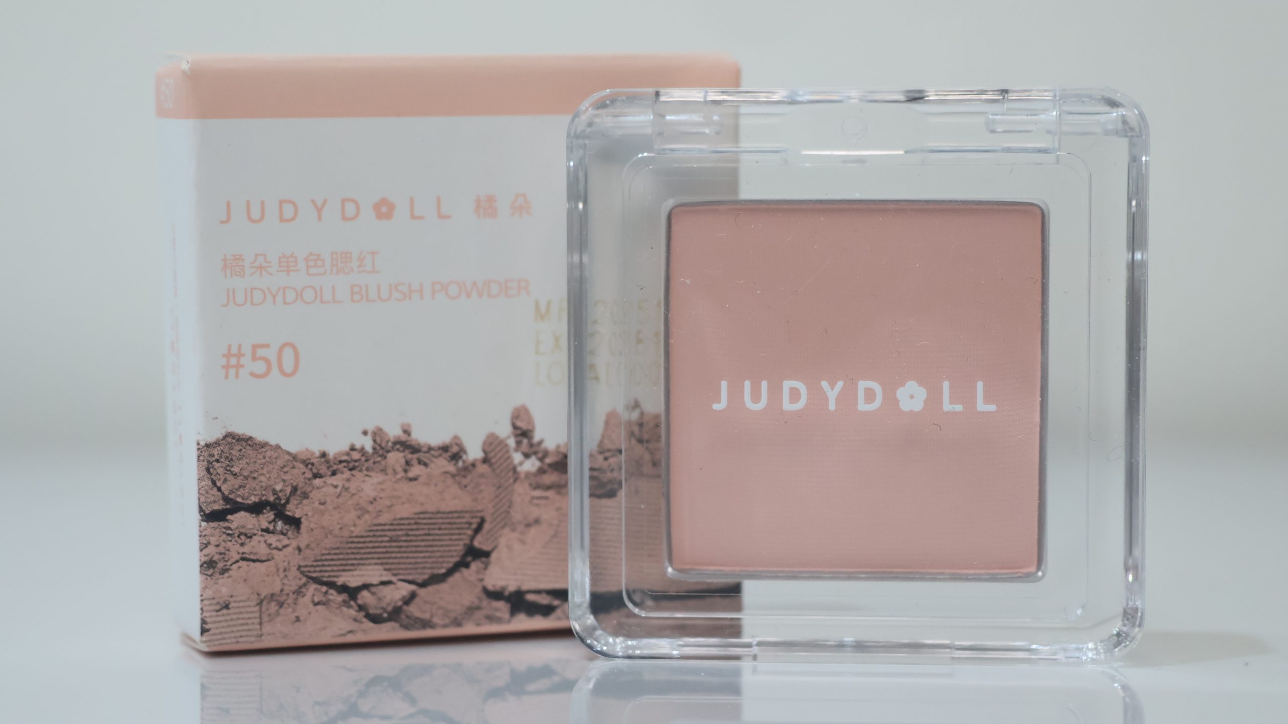 Judydoll Blush Powder là dòng phấn má hồng nổi tiếng đến từ nội địa Trung, được yêu thích bởi bảng màu đa dạng và chất phấn mịn màng. Sản phẩm mã màu #50 mang đến tông màu tự nhiên, giúp gương mặt trở nên thanh tú và rạng rỡ một cách tinh tế.