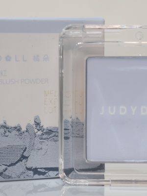 Judydoll Blush Powder là dòng phấn má hồng đơn sắc nổi tiếng từ nội địa Trung, nổi bật với bảng màu đa dạng và chất phấn mịn lì. Sản phẩm giúp tạo hiệu ứng gò má rạng rỡ, tươi tắn và là điểm nhấn hoàn hảo cho mọi phong cách trang điểm từ tự nhiên đến cá tính.