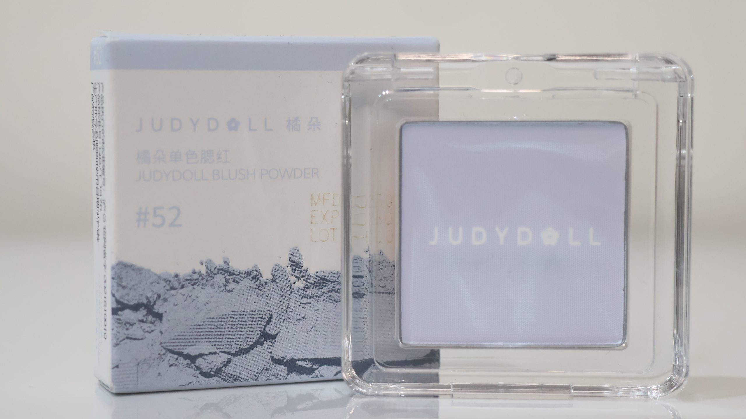 Judydoll Blush Powder là dòng phấn má hồng đơn sắc nổi tiếng từ nội địa Trung, nổi bật với bảng màu đa dạng và chất phấn mịn lì. Sản phẩm giúp tạo hiệu ứng gò má rạng rỡ, tươi tắn và là điểm nhấn hoàn hảo cho mọi phong cách trang điểm từ tự nhiên đến cá tính.