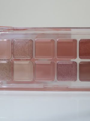 Clio Pro Eye Palette Air là dòng phấn mắt cao cấp gồm 12 ô màu đa dạng, được thiết kế để mang lại vẻ đẹp tự nhiên nhưng không kém phần cuốn hút. Phiên bản #12 Crystal Apple lấy cảm hứng từ những quả táo đỏ mọng, mang đến tone màu trung tính kết hợp hồng đỏ ấm áp, phù hợp cho nhiều phong cách trang điểm từ hàng ngày đến dự tiệc.