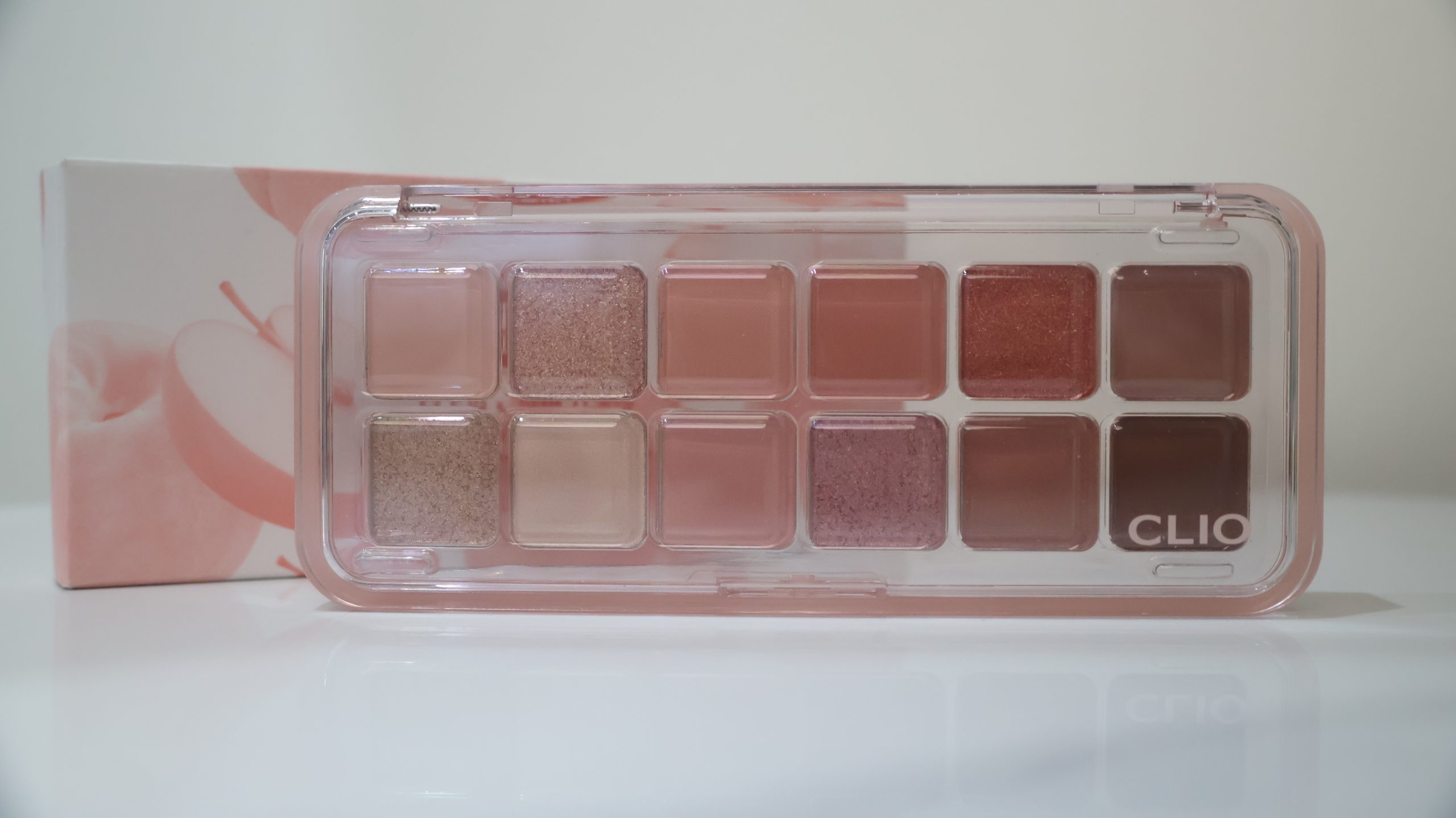 Clio Pro Eye Palette Air là dòng phấn mắt cao cấp gồm 12 ô màu đa dạng, được thiết kế để mang lại vẻ đẹp tự nhiên nhưng không kém phần cuốn hút. Phiên bản #12 Crystal Apple lấy cảm hứng từ những quả táo đỏ mọng, mang đến tone màu trung tính kết hợp hồng đỏ ấm áp, phù hợp cho nhiều phong cách trang điểm từ hàng ngày đến dự tiệc.