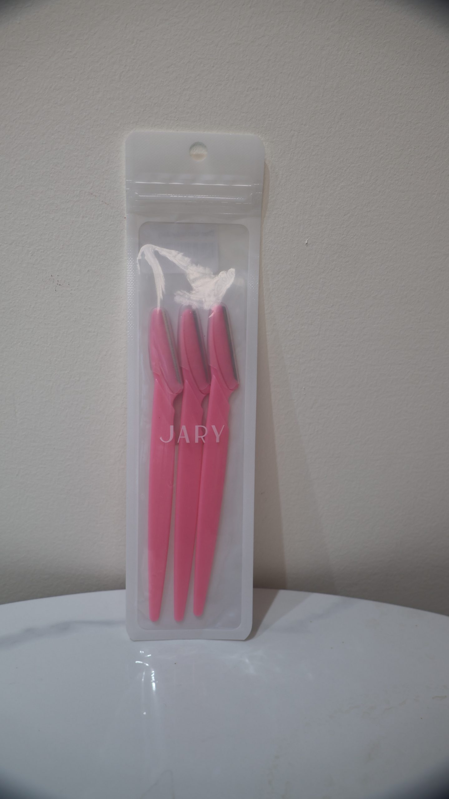 Đây là bộ dụng cụ làm đẹp chuyên dụng giúp định hình và tỉa gọn đôi chân mày một cách sắc nét và dễ dàng. Sản phẩm bao gồm 3 cây dao cạo với thiết kế nhỏ gọn, phù hợp cho cả người mới bắt đầu tập tành trang điểm và các chuyên gia trang điểm chuyên nghiệp.