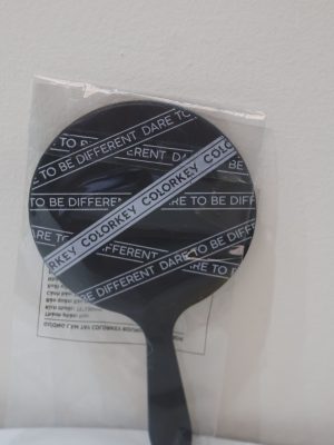 Gương cầm tay Colorkey là một phụ kiện làm đẹp thời trang với thiết kế tối giản nhưng mang đậm tinh thần cá tính của thương hiệu. Sản phẩm là người bạn đồng hành lý tưởng giúp bạn dễ dàng kiểm tra diện mạo và hoàn thiện lớp trang điểm mọi lúc, mọi nơi.