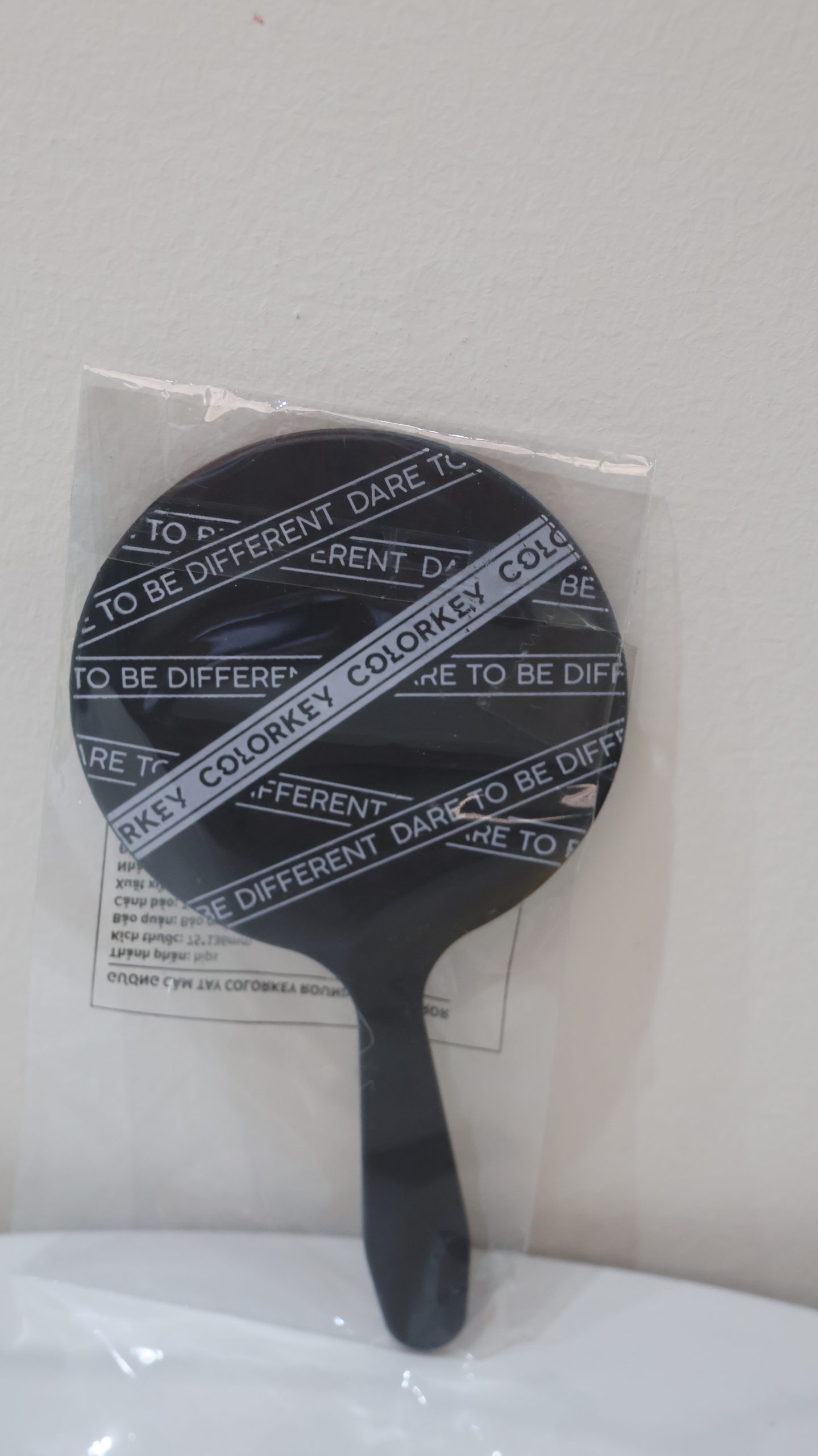 Gương cầm tay Colorkey là một phụ kiện làm đẹp thời trang với thiết kế tối giản nhưng mang đậm tinh thần cá tính của thương hiệu. Sản phẩm là người bạn đồng hành lý tưởng giúp bạn dễ dàng kiểm tra diện mạo và hoàn thiện lớp trang điểm mọi lúc, mọi nơi.