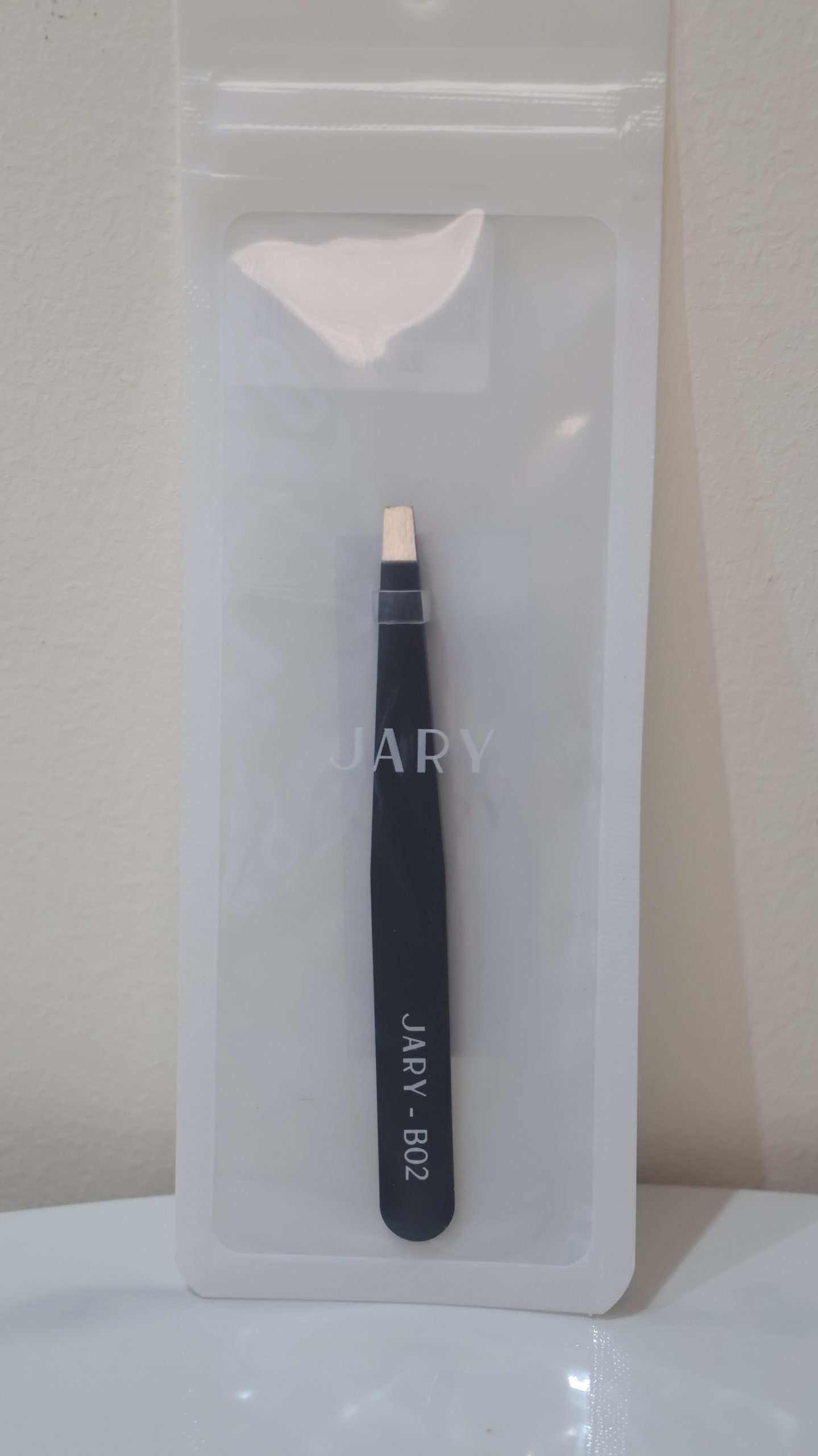 JARY B02 là dụng cụ làm đẹp chuyên dụng được thiết kế để loại bỏ các sợi lông mày thừa và định hình dáng chân mày một cách chính xác. Sản phẩm sở hữu thiết kế hiện đại với tông màu đen sang trọng, phù hợp cho cả nhu cầu trang điểm cá nhân hàng ngày lẫn các chuyên viên làm đẹp chuyên nghiệp.