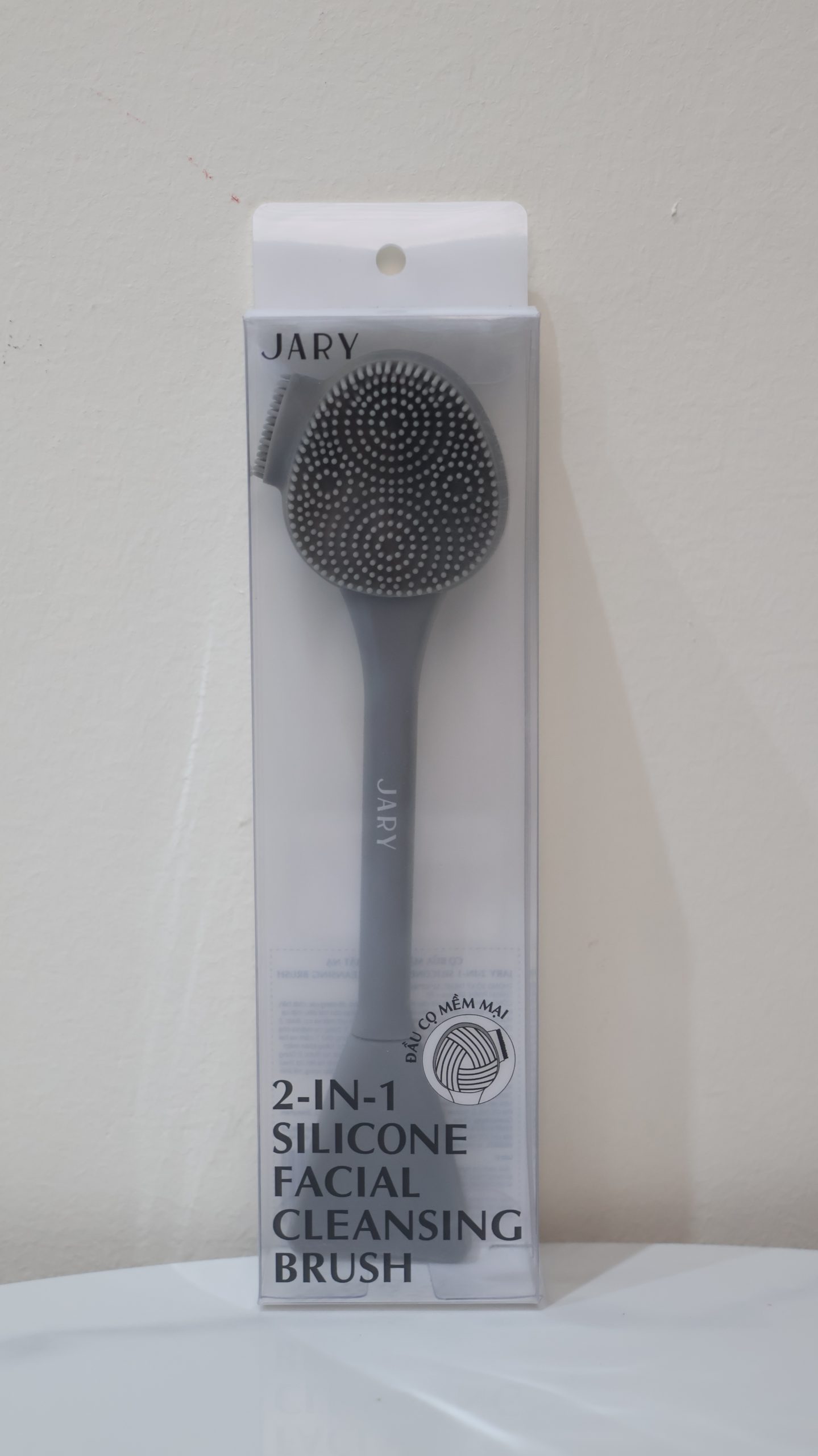 Sản phẩm là dụng cụ hỗ trợ làm sạch da mặt chuyên sâu với thiết kế hai mặt tiện dụng từ chất liệu silicone cao cấp. Đây là giải pháp hoàn hảo để loại bỏ bụi bẩn, bã nhờn và tế bào chết hiệu quả, mang lại làn da thông thoáng và mịn màng hơn so với việc rửa mặt bằng tay thông thường.