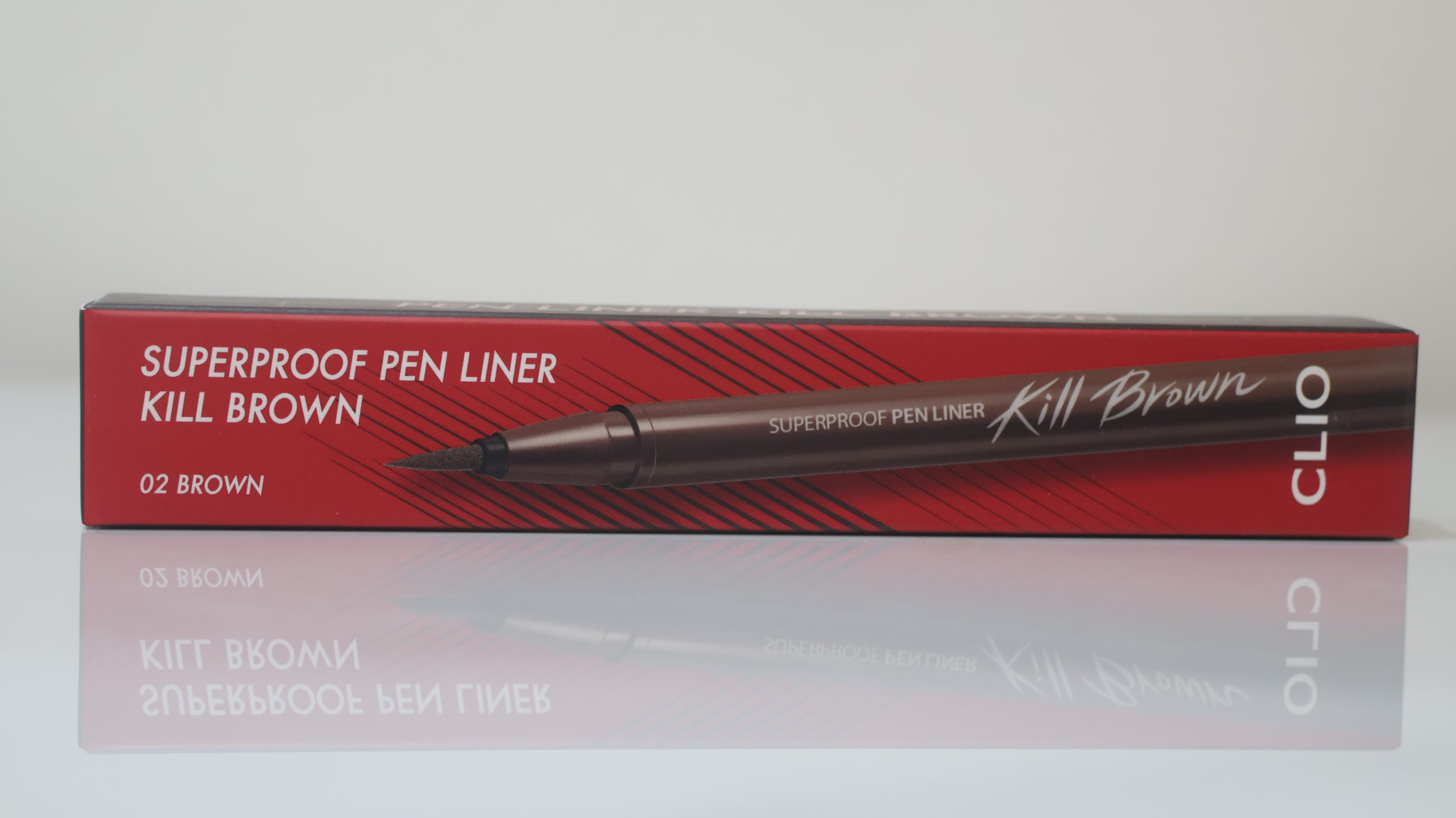 Clio Superproof Pen Liner Kill Brown là dòng bút kẻ mắt nước cao cấp đến từ thương hiệu mỹ phẩm nổi tiếng Clio của Hàn Quốc. Sản phẩm được thiết kế với đầu bút lông sắc mảnh, giúp tạo nên những đường kẻ mắt chuẩn xác, bền màu và hoàn toàn không lem, không trôi suốt cả ngày dài.