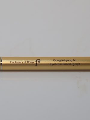 Sản phẩm là chì kẻ chân mày cao cấp nằm trong dòng trang điểm Đông y Gongjinhyang:Mi của thương hiệu mỹ phẩm danh tiếng The history of Whoo. Sản phẩm kết hợp giữa nghệ thuật trang điểm và dưỡng da thảo mộc, giúp định hình đôi chân mày sắc nét nhưng vẫn giữ được vẻ tự nhiên, thanh tú.