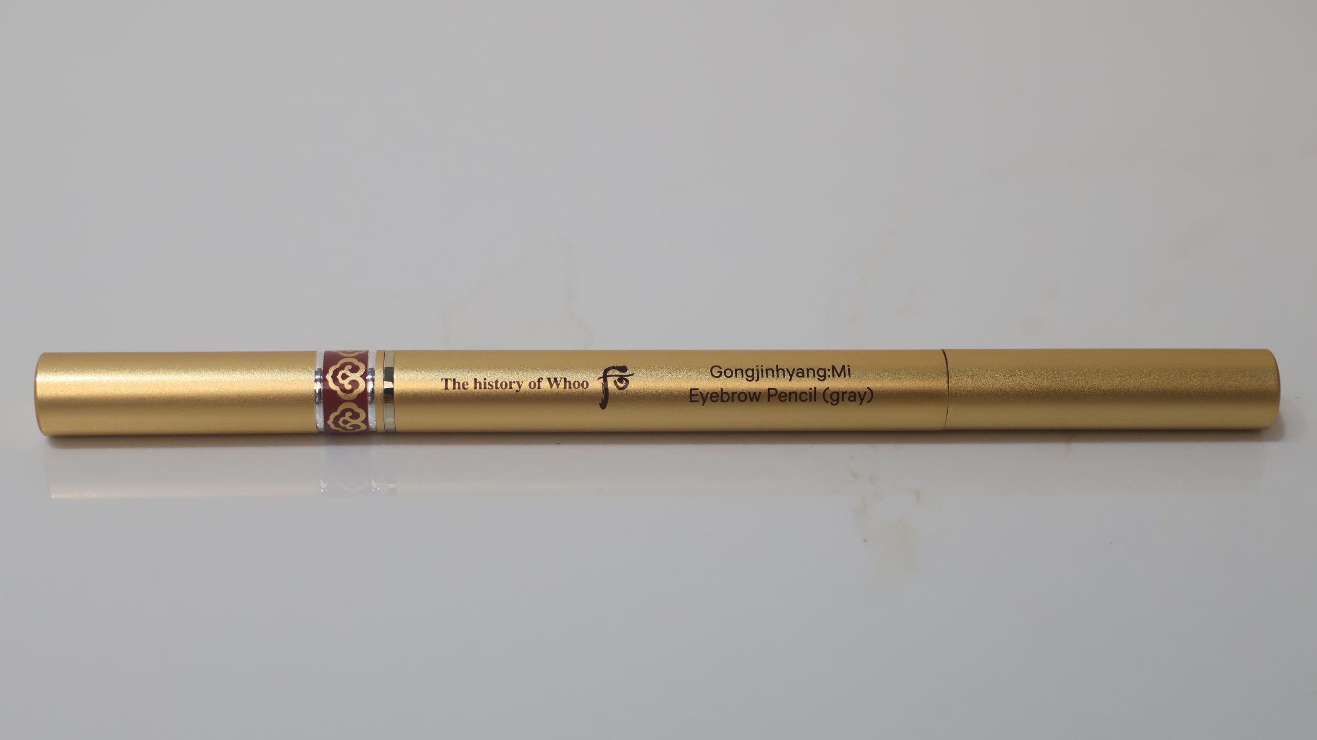 Sản phẩm là chì kẻ chân mày cao cấp nằm trong dòng trang điểm Đông y Gongjinhyang:Mi của thương hiệu mỹ phẩm danh tiếng The history of Whoo. Sản phẩm kết hợp giữa nghệ thuật trang điểm và dưỡng da thảo mộc, giúp định hình đôi chân mày sắc nét nhưng vẫn giữ được vẻ tự nhiên, thanh tú.