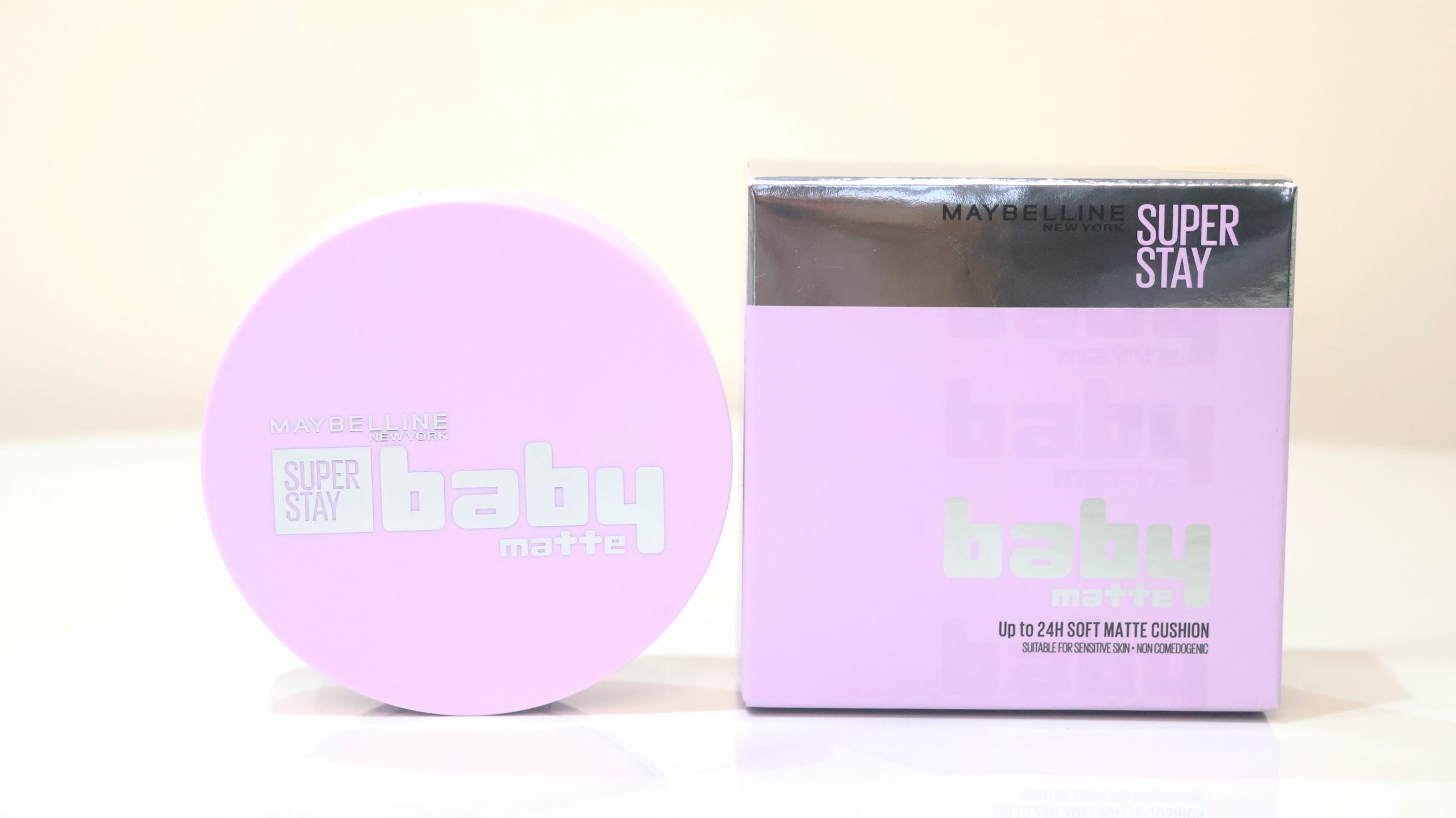 Phấn nước Maybelline Super Stay Baby Matte Cushion là dòng sản phẩm trang điểm nền thế hệ mới, mang lại lớp nền mịn lì tự nhiên như da em bé suốt cả ngày dài. Sản phẩm được thiết kế đặc biệt để kết hợp giữa khả năng che phủ cao của dòng Super Stay và hiệu ứng mềm mại, không gây bí bách cho da.