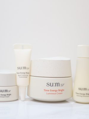 Su:m37 Time Energy Bright là dòng sản phẩm dưỡng da cao cấp kết hợp giữa công nghệ lên men tự nhiên và các hoạt chất dưỡng sáng hiện đại. Sản phẩm tập trung vào việc cải thiện tông da xỉn màu, cung cấp năng lượng để làn da trở nên rạng rỡ, trong suốt và tràn đầy sức sống.