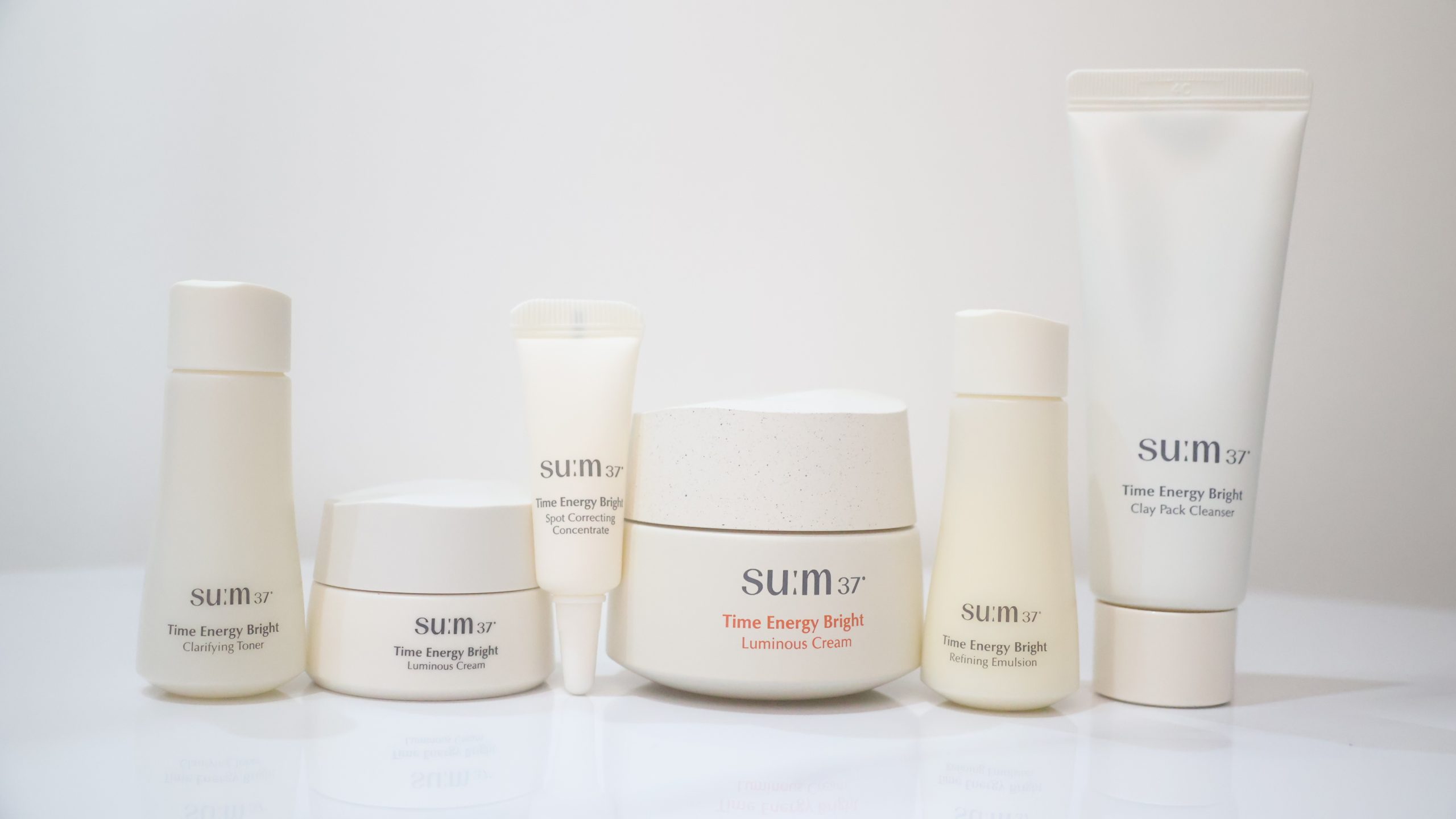 Su:m37 Time Energy Bright là dòng sản phẩm dưỡng da cao cấp kết hợp giữa công nghệ lên men tự nhiên và các hoạt chất dưỡng sáng hiện đại. Sản phẩm tập trung vào việc cải thiện tông da xỉn màu, cung cấp năng lượng để làn da trở nên rạng rỡ, trong suốt và tràn đầy sức sống.