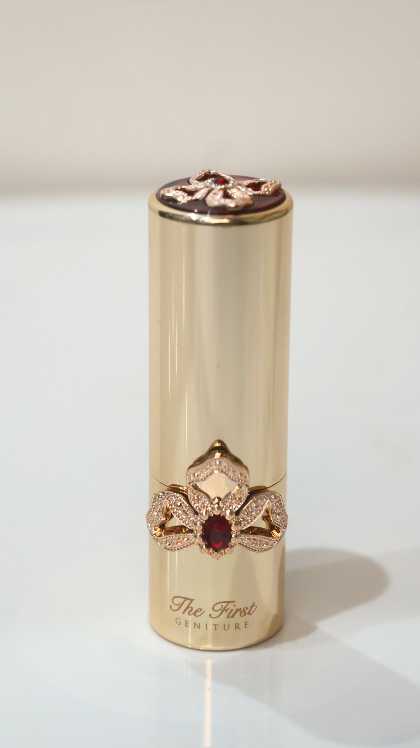 O HUI The First Geniture Lipstick là dòng son môi cao cấp kết hợp giữa sắc màu thời thượng và công nghệ dưỡng da tái sinh đột phá. Sản phẩm không chỉ mang lại đôi môi rạng rỡ, chuẩn sắc mà còn hỗ trợ nuôi dưỡng, cải thiện nếp nhăn môi hiệu quả.