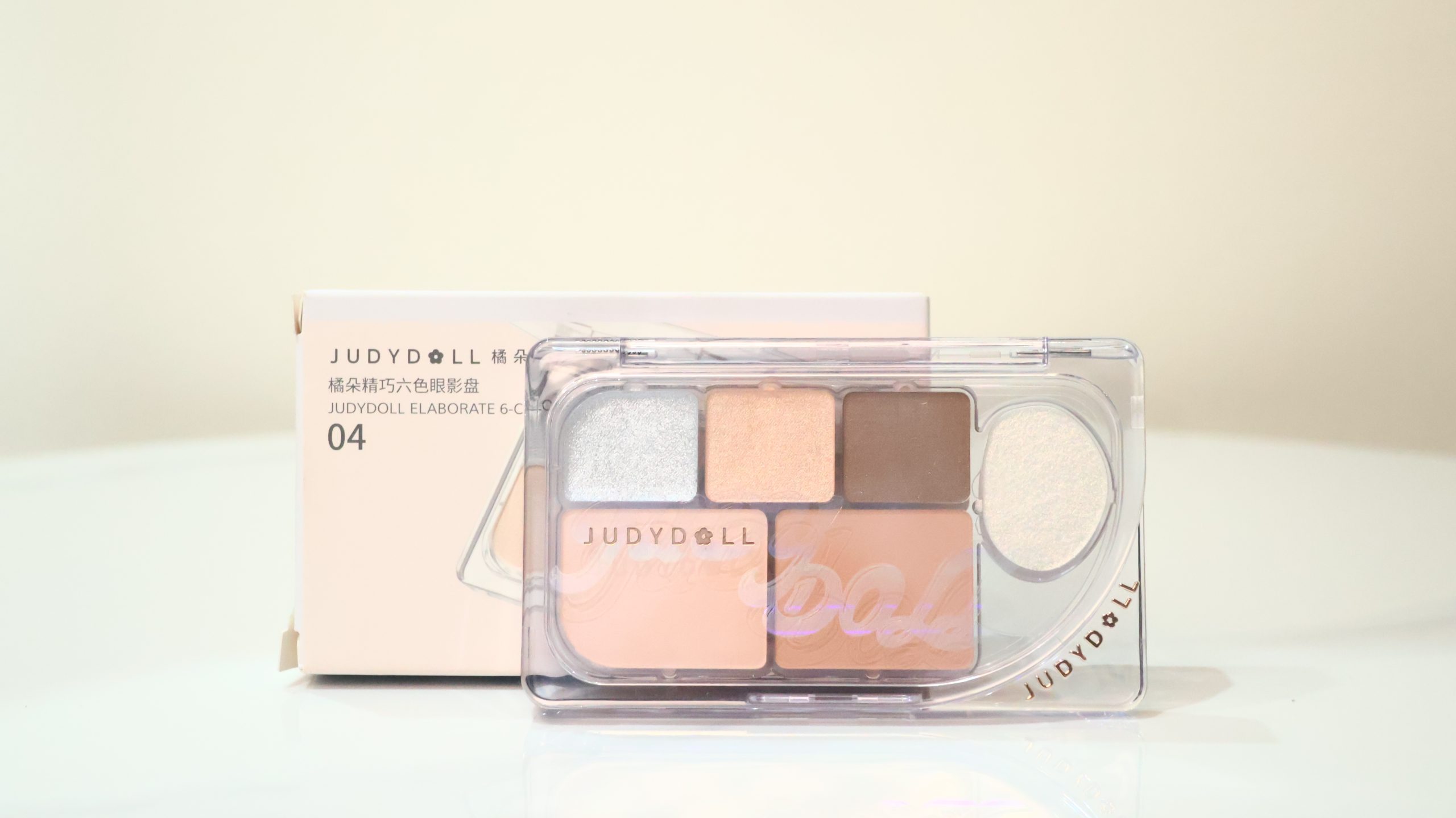 Judydoll Elaborate 6-Color là bảng phấn mắt đa năng với thiết kế nhỏ gọn, tích hợp nhiều sắc thái màu sắc và hiệu ứng khác nhau trong cùng một sản phẩm. Đây là lựa chọn hoàn hảo cho những ai yêu thích phong cách trang điểm trẻ trung, hiện đại và muốn sự tiện lợi khi mang theo bên mình.
