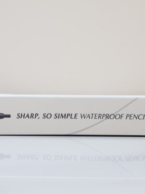 Clio Sharp, So Simple Waterproof Pencil Liner là dòng bút kẻ mắt dạng chì siêu mảnh đến từ thương hiệu trang điểm chuyên nghiệp Clio của Hàn Quốc. Sản phẩm nổi bật với khả năng tạo ra những đường kẻ sắc nét, tự nhiên và bền màu suốt cả ngày dài bất kể tác động của nước hay mồ hôi.